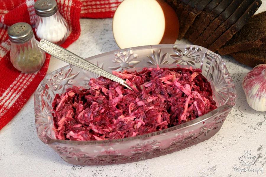 Салат со свеклой и копченым сыром Салат со свеклой и копченым сыром