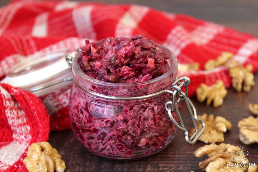 Свекла с соленым огурцом, черносливом и грецким орехом Свекла с соленым огурцом, черносливом и грецким орехом - пошаговый рецепт с фото