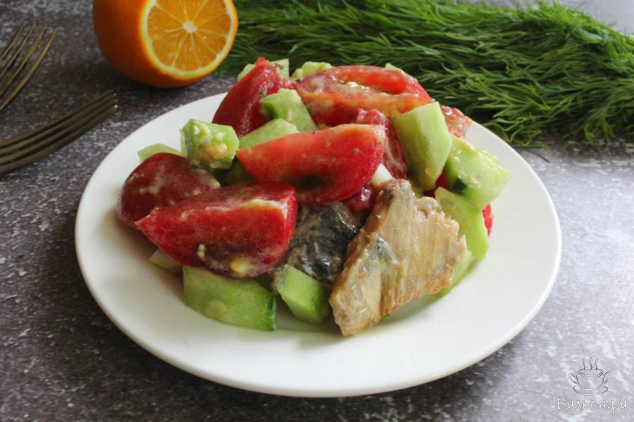 Салат из свежих помидоров и огурцов с рыбными консервами