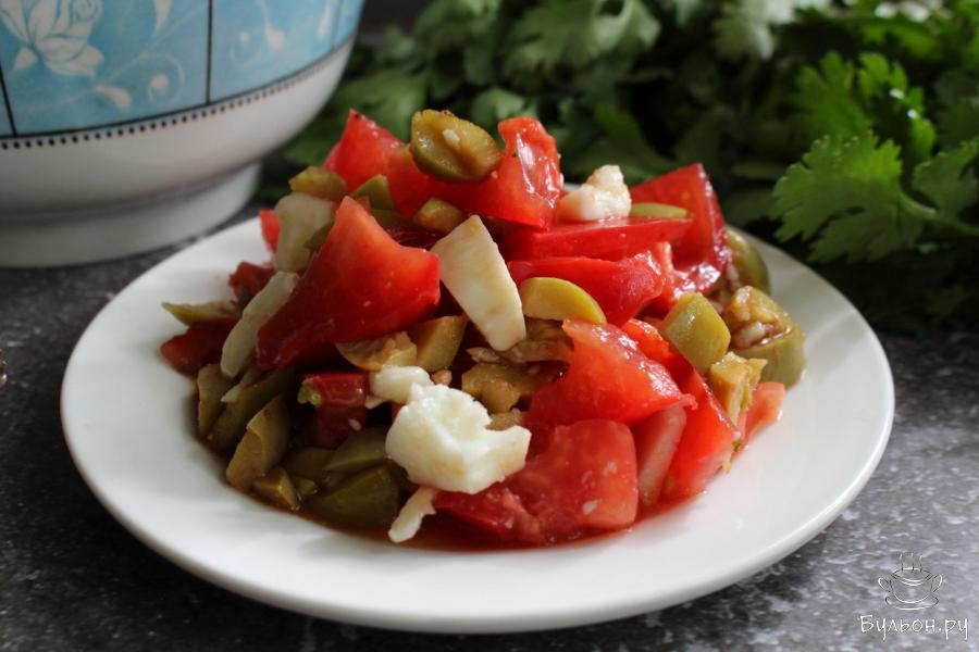 Салат из помидоров, оливок и сыра фета