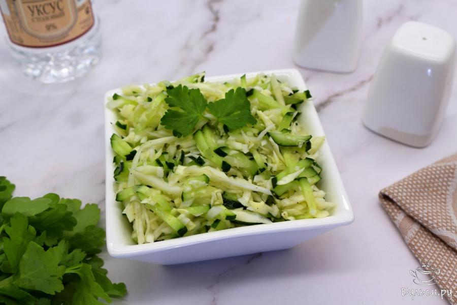 Салат из капусты и огурцов с уксусом