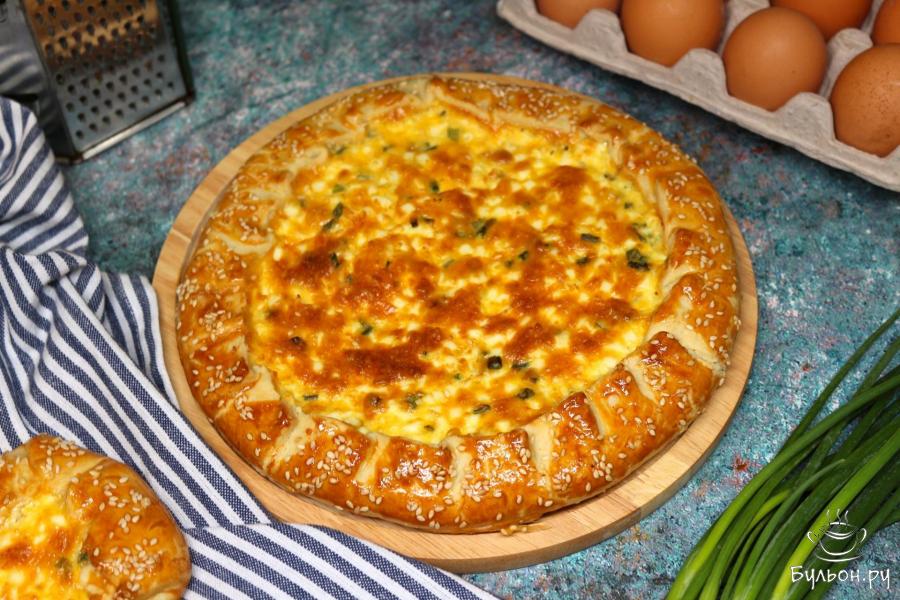 Открытый пирог с сыром и яйцом