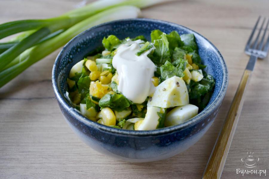 Салат из кукурузы, яиц, рукколы и сметаны - пошаговый рецепт с фото