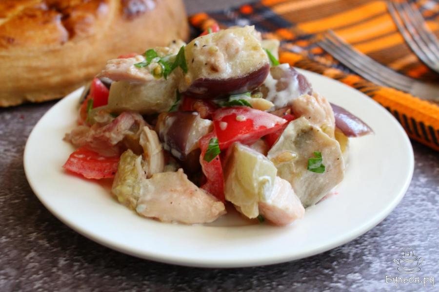 Салат из жареных баклажанов, помидоров с вареной курицей - пошаговый рецепт с фото