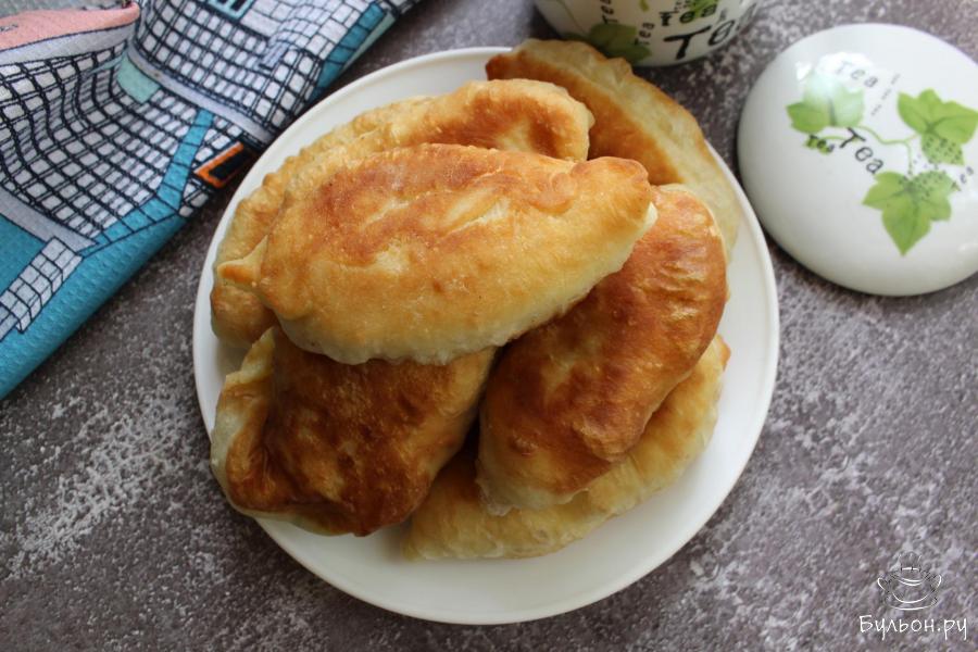 Дрожжевые пирожки с картошкой и маринованными огурцами - пошаговый рецепт с фото