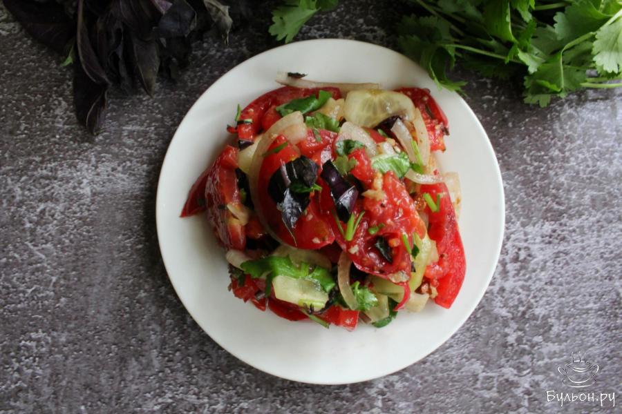 Салат из помидоров, огурцов и лука с ореховой заправкой - пошаговый рецепт с фото