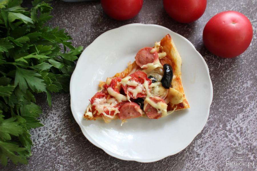 Домашняя дрожжевая пицца с сосисками, маслинами и сыром Домашняя дрожжевая пицца с сосисками, маслинами и сыром