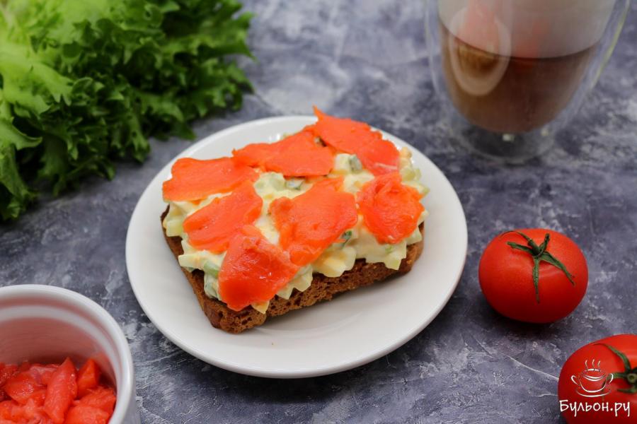 Тост с яичным салатом и красной рыбкой - пошаговый рецепт с фото