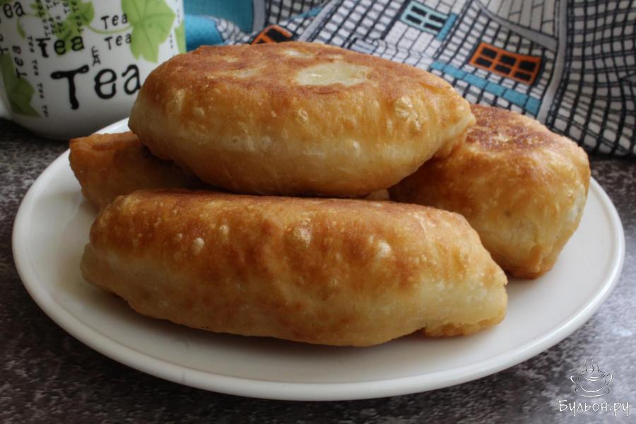 Дрожжевые пирожки с картофельным пюре и сосисками Дрожжевые пирожки с картофельным пюре и сосисками