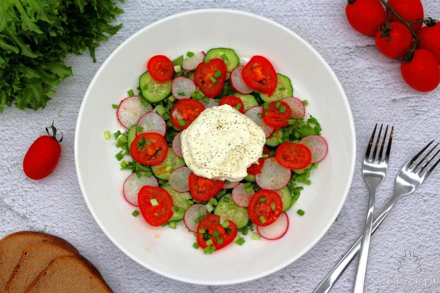 Салат с редисом, огурцами и помидорами под сметаной Салат с редисом, огурцами и помидорами под сметаной - пошаговый рецепт с фото
