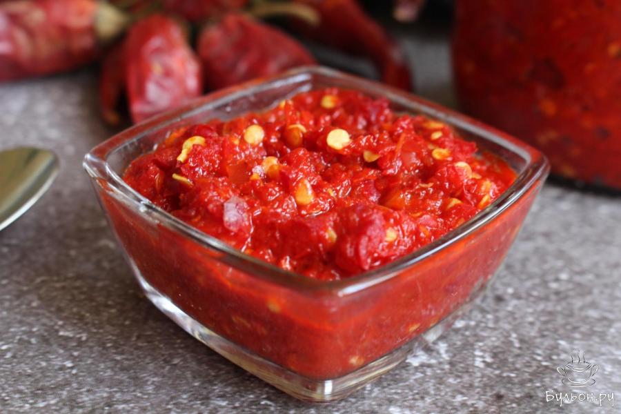 Жгучая приправа из перцев, чеснока и томатов без варки - пошаговый рецепт с фото