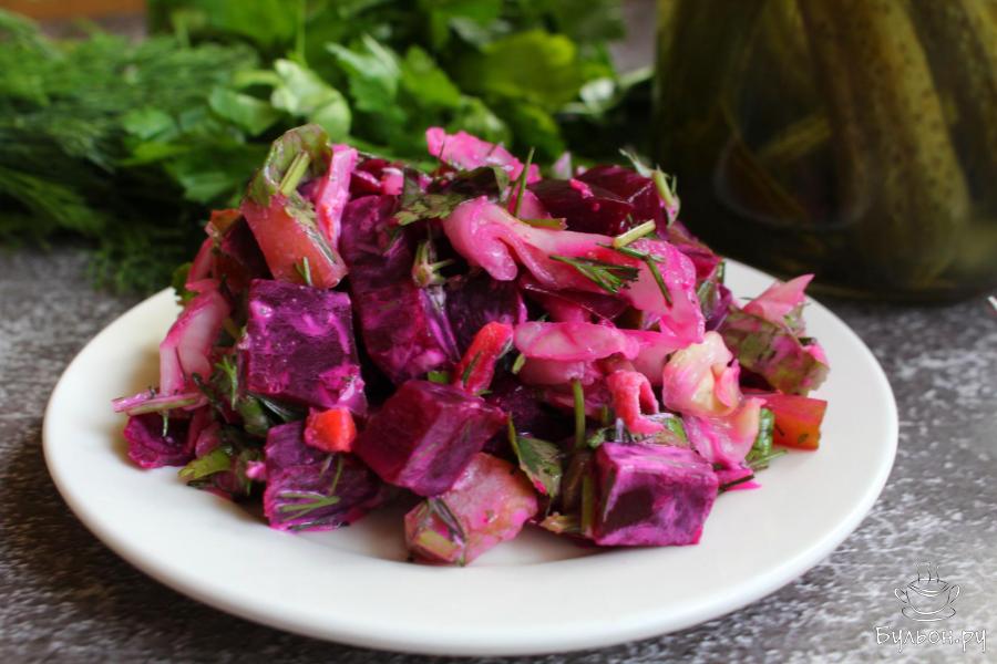 Легкий салат из вареной свеклы и квашеной капусты