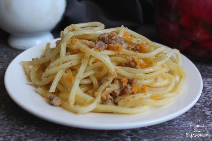 Спагетти с фаршем, капустой и морковью