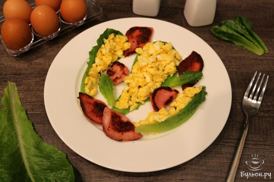 Завтрак из яиц и колбасы в листьях романо