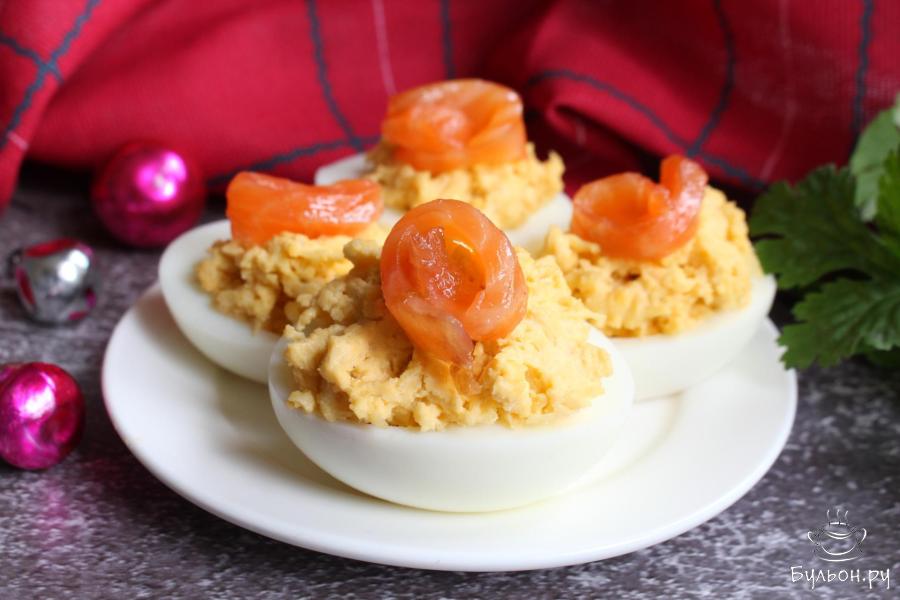 Фаршированные яйца с сыром и лососем - пошаговый рецепт с фото
