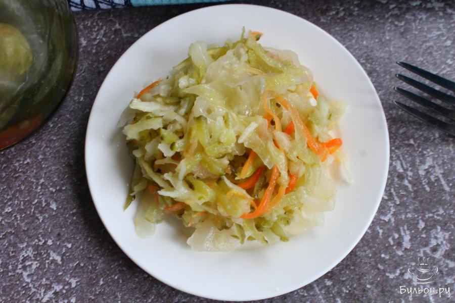 Салат из квашеной капусты с яблоком и солеными огурцами Салат из квашеной капусты с яблоком и солеными огурцами