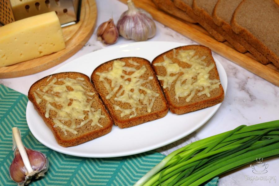Запеченые ржаные гренки с чесноком и сыром