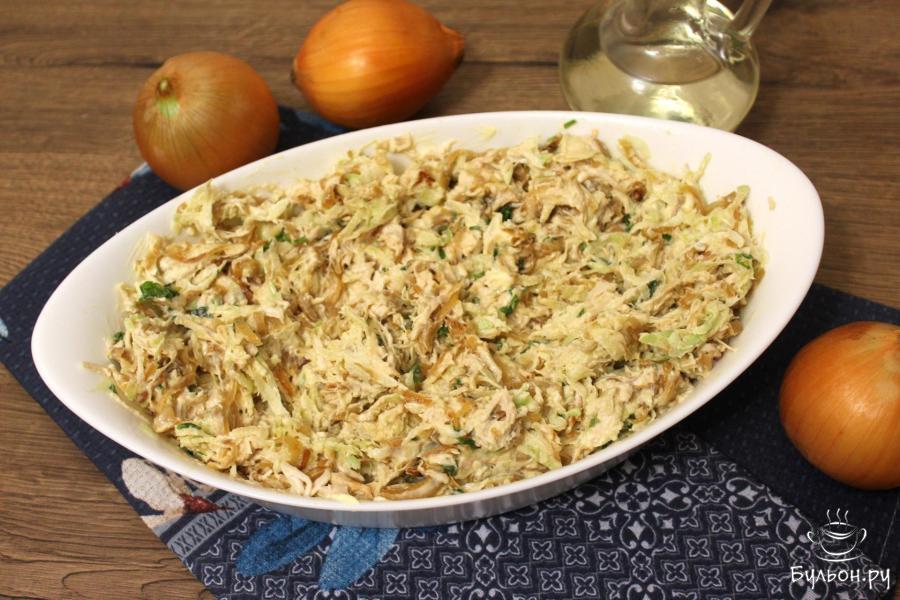 Салат с редькой, курицей и жареным луком Салат с редькой, курицей и жареным луком