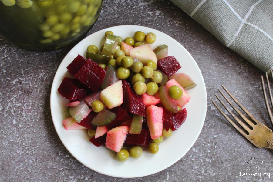 Салат из свеклы с горошком, оливками и майонезом “Вкусные бусы”