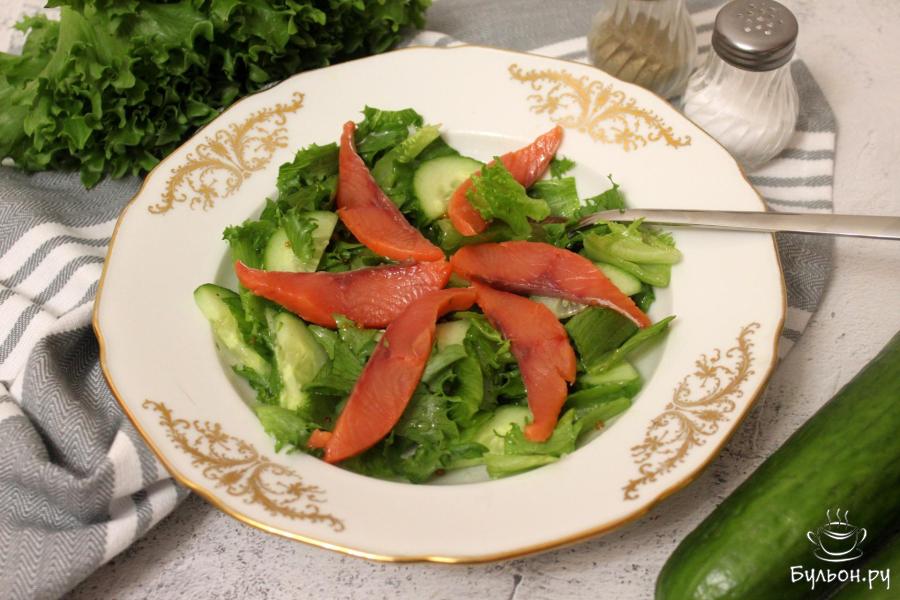 Салат с пикантной заправкой и слабосоленой горбушей - пошаговый рецепт с фото