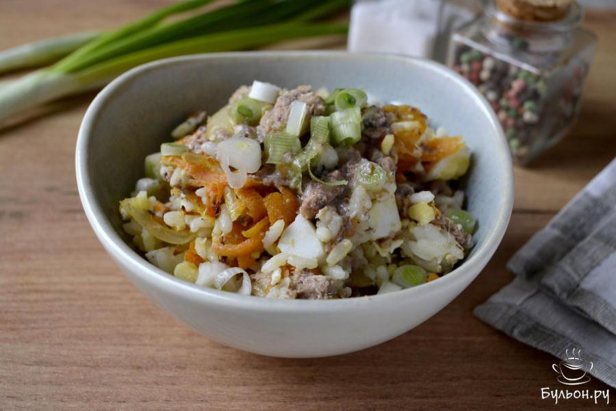 Салат из рыбных консервов с рисом и яйцами - пошаговый рецепт с фото