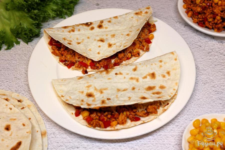 Мексиканские лепешки с мясной начинкой и с соусом барбекю