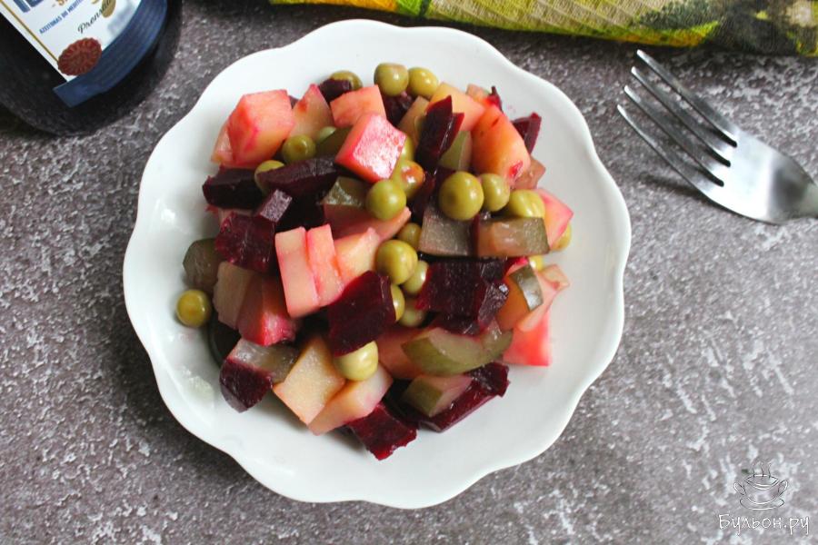 Салат с зеленым горошком, свеклой и луком