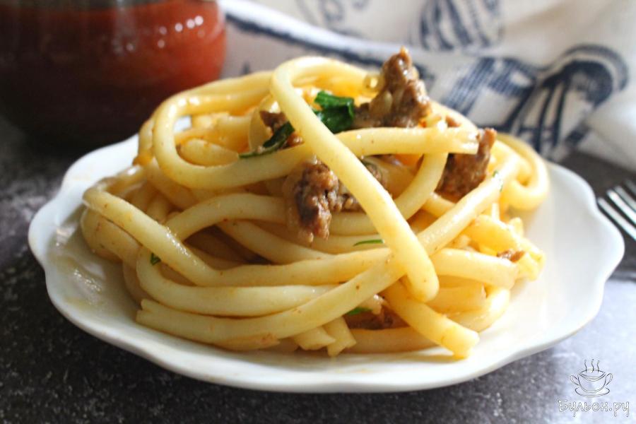 Спагетти с мясным фаршем в сливочно-томатной заливке