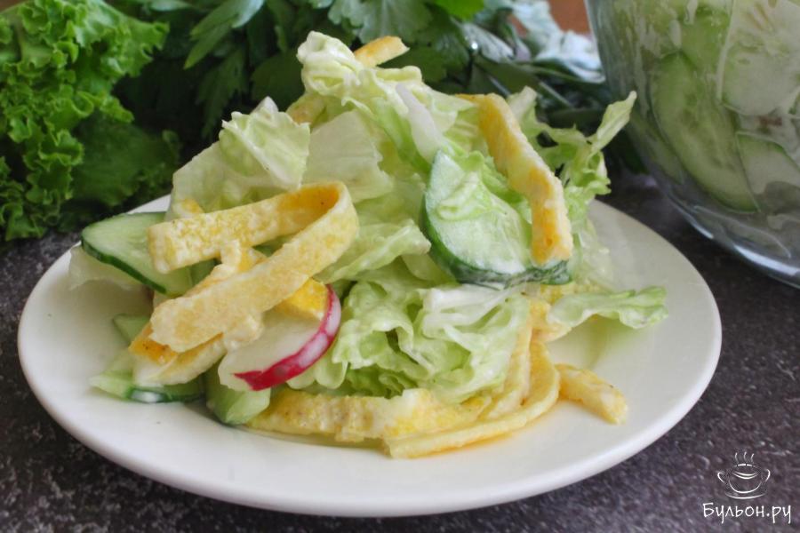 Салат из пекинской капусты с яичным блинчиком - пошаговый рецепт с фото