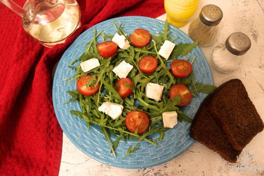 Салат с рукколой, помидорами и сыром фета