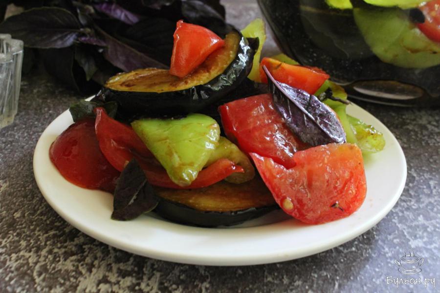 Салат с жареными баклажанами, перцами и помидорами - пошаговый рецепт с фото