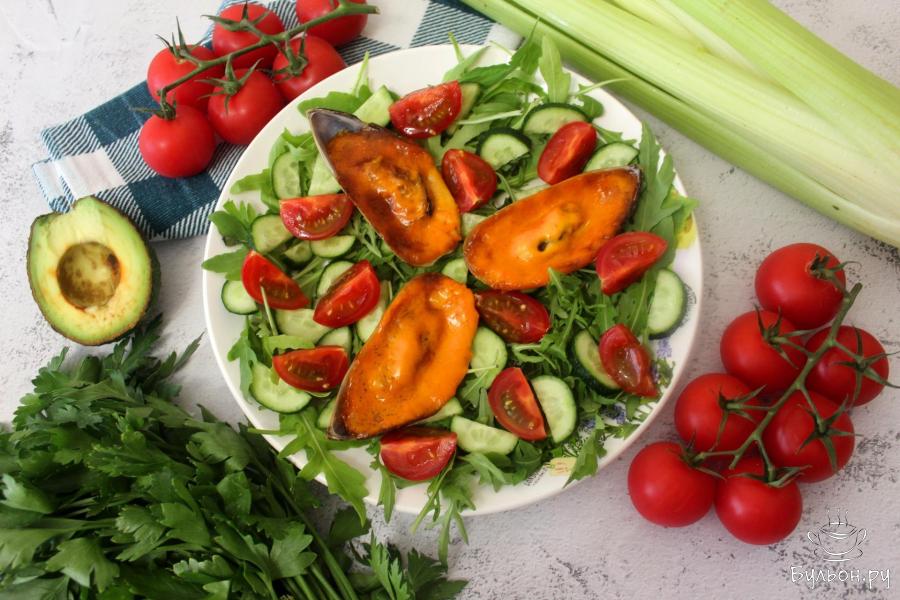 Овощной салат с запеченными мидиями