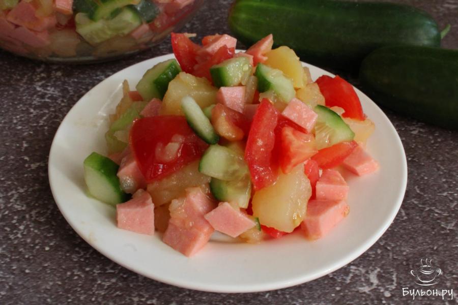 Салат с овощами, вареной картошкой и колбасой - пошаговый рецепт с фото