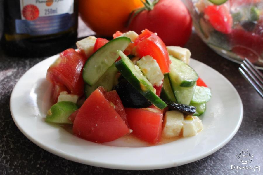 Овощной салат с брынзой и оливками