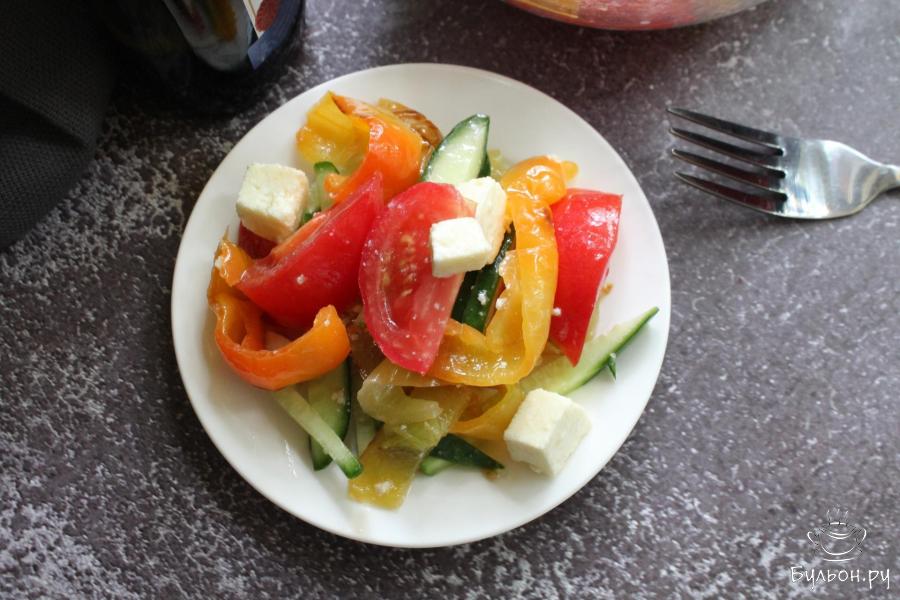 Салат с жареными перцами, свежими овощами и брынзой