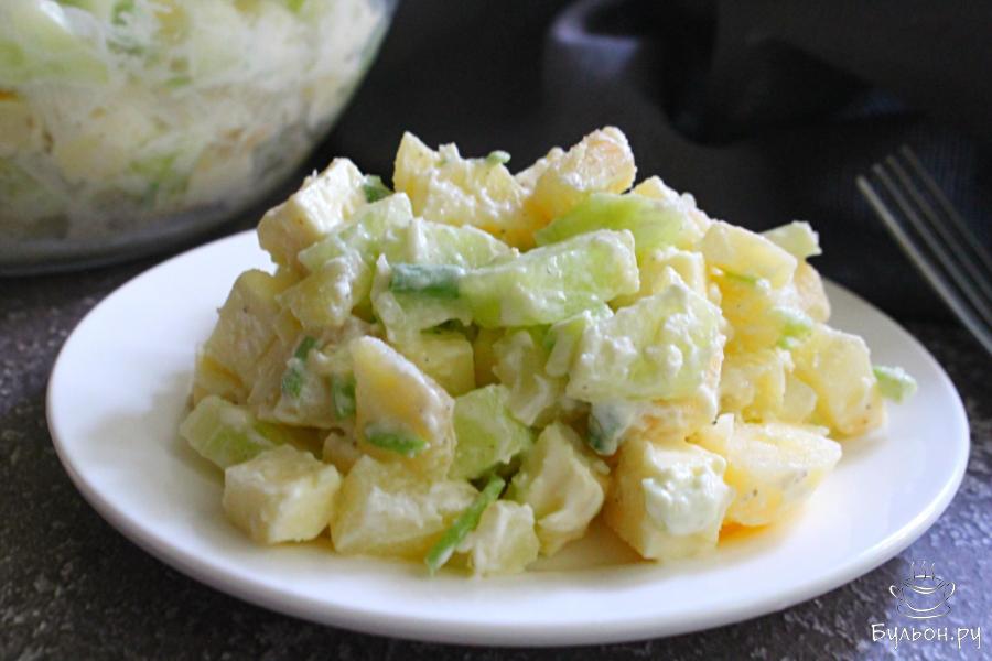 Картофельный салат с огурцами, брынзой и сметаной