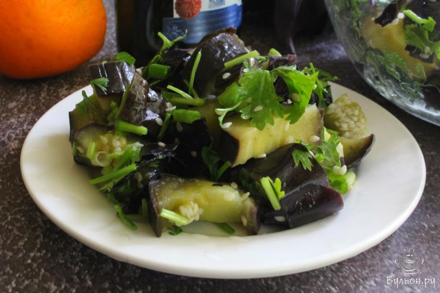 Легкий салат из баклажанов с зеленью и кунжутом - пошаговый рецепт с фото
