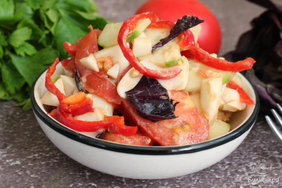 Салат с красными перцами, овощами и яйцом - пошаговый рецепт с фото