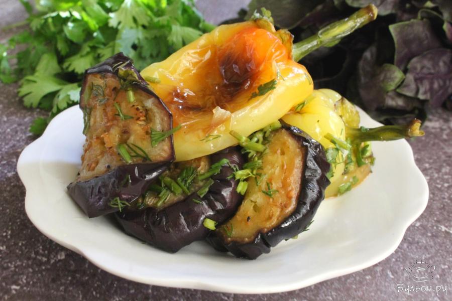Жареные баклажаны и перцы с уксусом и зеленью - пошаговый рецепт с фото