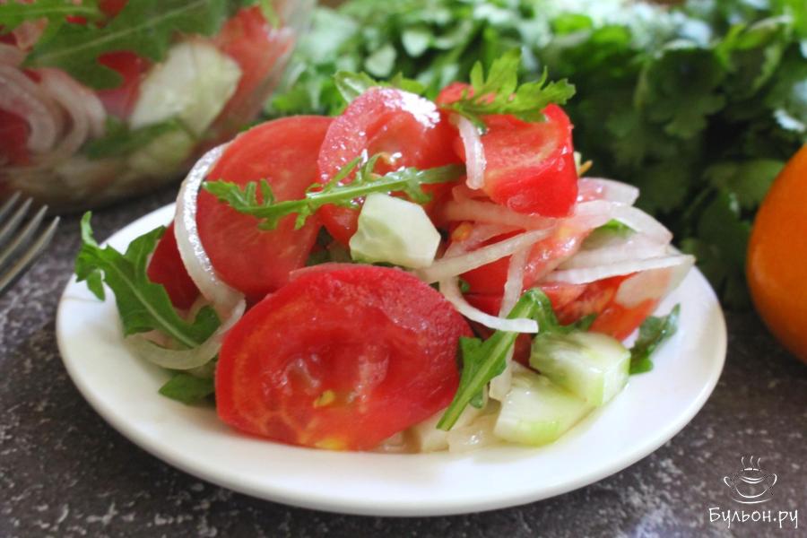 Легкий салат с помидорами, огурцами и рукколой