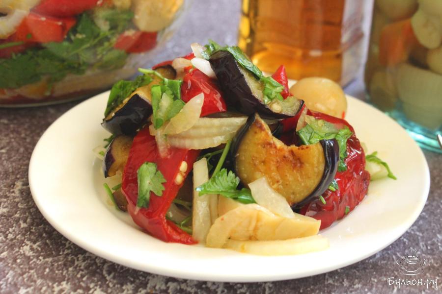 Салат из жареных баклажанов и перцев с шампиньонами - пошаговый рецепт с фото