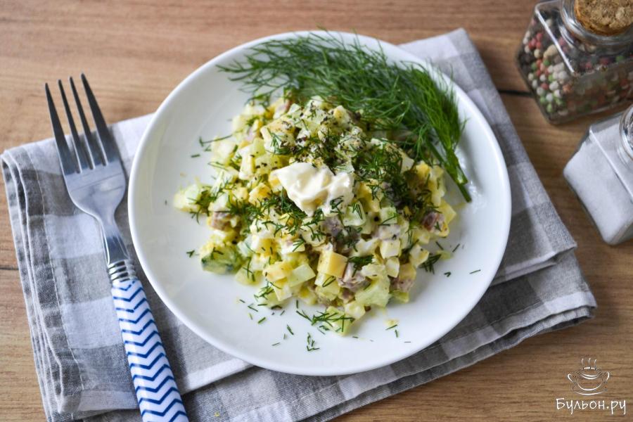 Салат с полукопченой колбасой и кукурузой