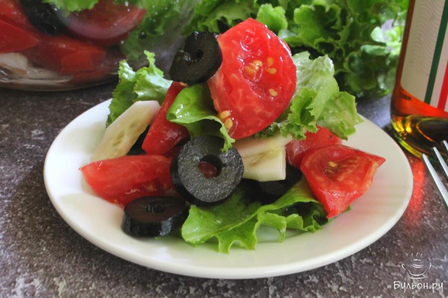 Легкий овощной салат с маслинами и листьями салата