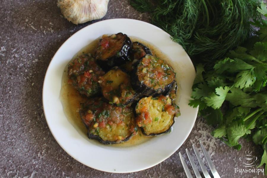 Баклажаны с помидорами, сыром, чесноком и майонезом на сковороде