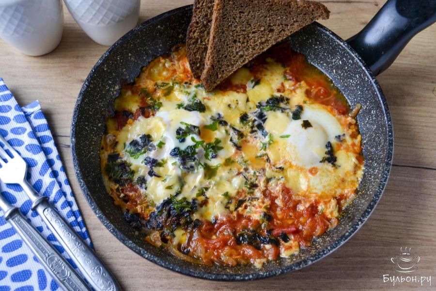 Яичница с луком, помидорами и сыром на сковороде - пошаговый рецепт с фото