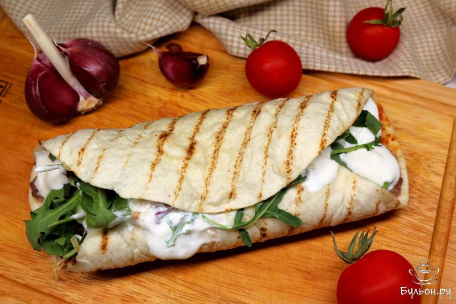 Тортилья с фаршем, сыром и салатными листьями - пошаговый рецепт с фото