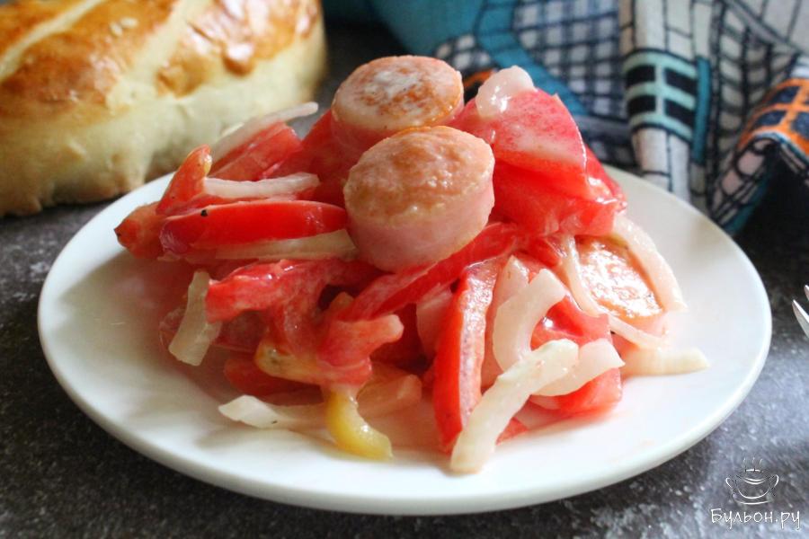 Салат с жареными сосисками, помидорами и перцами Салат с жареными сосисками, помидорами и перцами