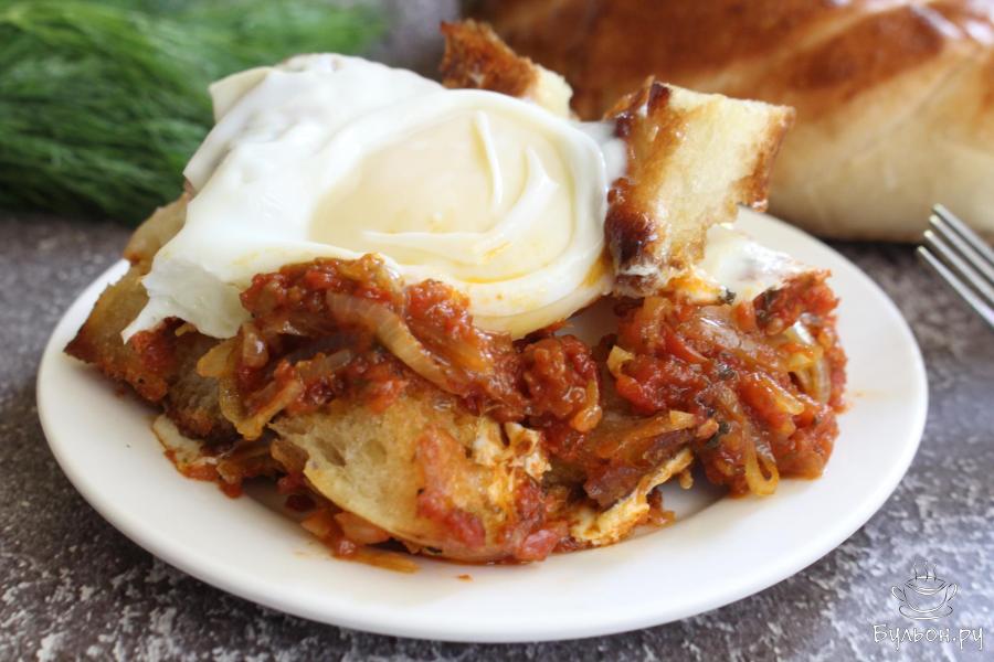 Яичница с луком, помидорами и лепешкой Яичница с луком, помидорами и лепешкой
