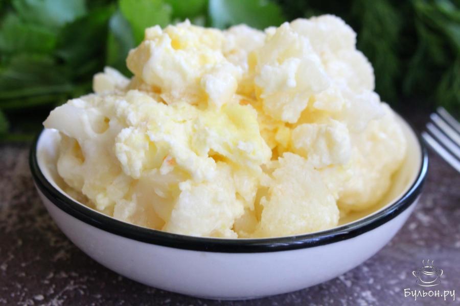 Жареная цветная капуста с луком и яйцом Жареная цветная капуста с луком и яйцом