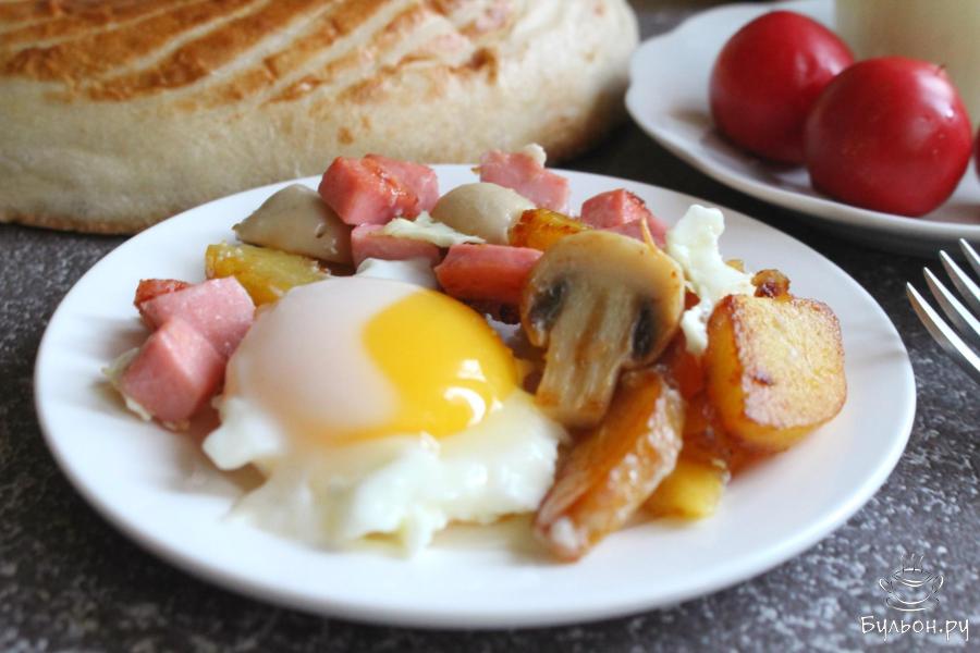 Яичница с вареной картошкой, шампиньонами и колбасой